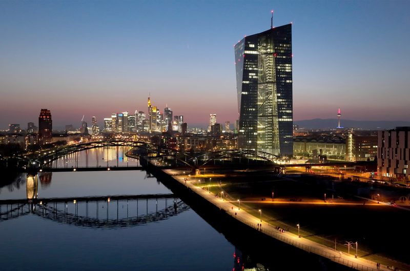 Blick auf Bankentürme in Frankfurt am Main. Dokumentarfilmer Marc Wiese zeigt in seinem Film "Moneyland - Die dunklen Geschäfte der Finanzindustrie", wie das Bankensystem aus dem Ruder gelaufen ist. 