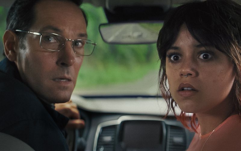 Hoppla! "Death of a Unicorn" beginnt mit einem folgenschweren Unfall: Elliot (Paul Rudd), der gerade mit seiner Tochter Ridley (Jenna Ortega) unterwegs ist, hat ein Einhorn angefahren.