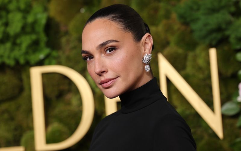 Misswahl-Titel, Militärausbildung und Mutterherz: Eigentlich erstaunt es nicht weiter, dass Gal Gadot irgendwann zur "Wonder Woman" wurde und seither immer wieder als taffe Frau in Actionfilmen besetzt wird. Zuletzt sorgte sie aber mit einem Märchenfilm für Aufsehen, als böse Königin in Disneys "Schneewittchen". Die Galerie ist also breit gefächert, die wir zum 40. Geburtstag der israelischen Schauspielerin erstellt haben.