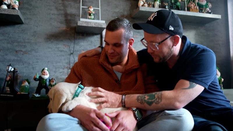 Marwin und Matthias holen Welpe Leila nach Hause.