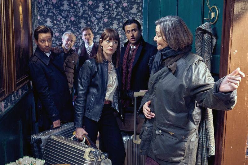 Teambuilding in Schottland: Lady McIntosh (Victoria Carling, rechts) begrüßt die Gäste Linda (Lavinia Wilson), Bernhard (Serkan Kaya, zweiter von rechts), Andreas (Tom Schilling, links), David (David Kross, dritter von links) und Jim (Jürgen Vogel).
