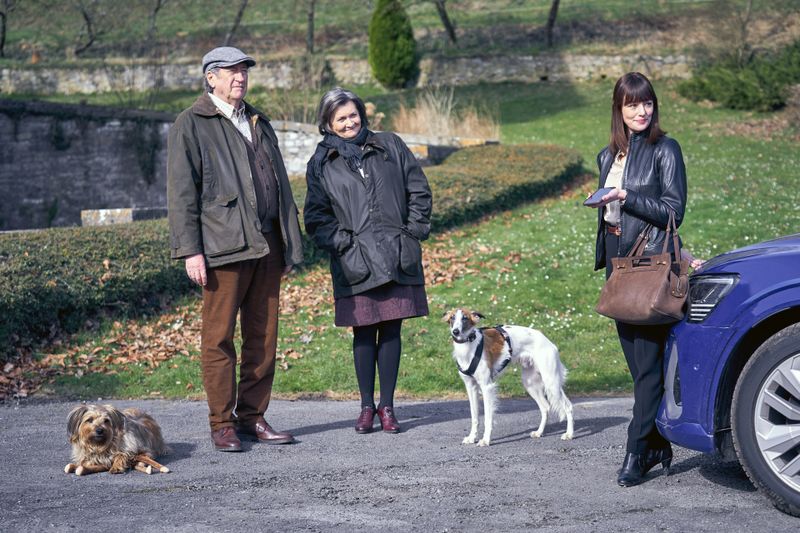 Lord (Philip Jackson, links) und Lady McIntosh (Victoria Carling, zweite von links) empfangen Linda (Lavinia Wilson) auf ihrem Landsitz in Schottland.
