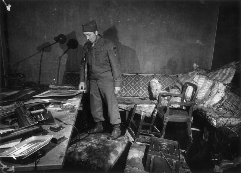 Nach Kriegsende besichtigten amerikanische und sowjetische Soldaten den Bunker.