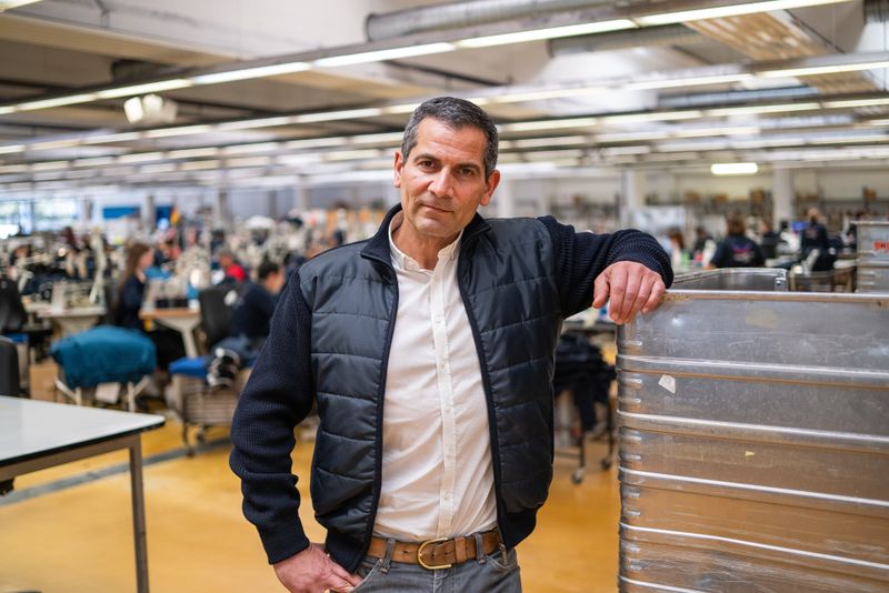 "Am Puls"-Presenter Mitri Sirin steht in einer deutschen Produktionshalle. Unsere Krankmeldungen sind auf einem Rekordhoch. Im Europa-Vergleich sind wir Spitzenreiter. Galten die Deutschen nicht mal als diszipliniert und fleißig? Was ist passiert? Die ZDF-Reportage "Am Puls mit Mitri Sirin: Blaumacher-Republik Deutschland?" will es herausfinden.
