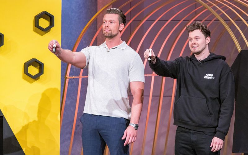 Gute Karten haben die Brüder Christopher (links) und Vincent von "Nose Energy". Ihre Idee für ein Koffein-Spray überzeugt.
