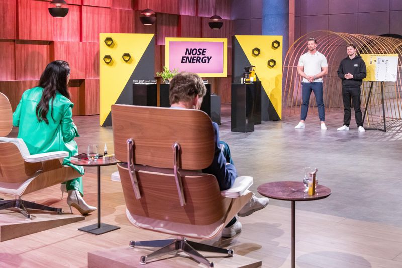 Den Deal mit "Nose Energy" macht Ralf Dümmel. Doch dann erfährt man, dass im Nachgang der Präsentation Probleme auftraten. Nun steht das Produkt als Mund- und nicht als Nasen-Spra in den Geschäften. Puh!