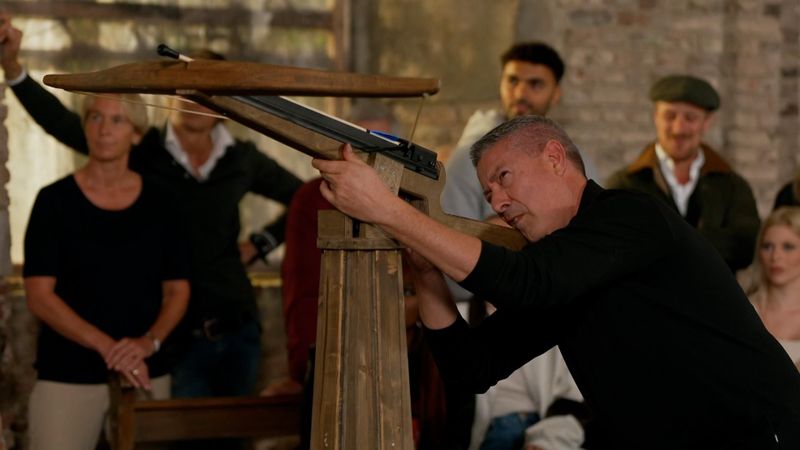 Feuer frei! Aber Joachim Llambi hatte beim Armbrustschießen bei "Die Verräter" (RTL) Skrupel. Er wollte partout nicht auf seine "Let's Dance"-Kollegin anlegen.