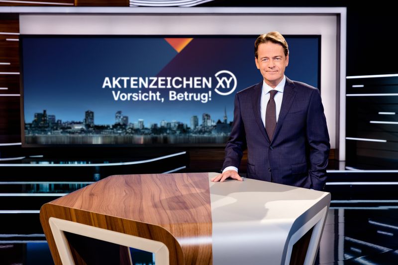 Moderator Rudi Cerne klärt gemeinsam mit Betroffenen, Expertinnen und Experten über die Gefahren gängiger Betrugsversuche auf. 