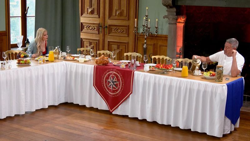 Nur Marie Reim und Joachim Llambi kamen ausgeschlafen zum Frustsück. Ein Schutzschild hatte beiden eine angstfreie Nacht beschert.