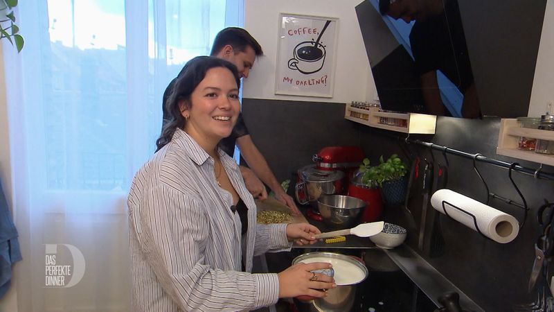Während Markus Pistazien hackt, behält Julia die Milchtemperatur für den Mozzarella im Auge.
