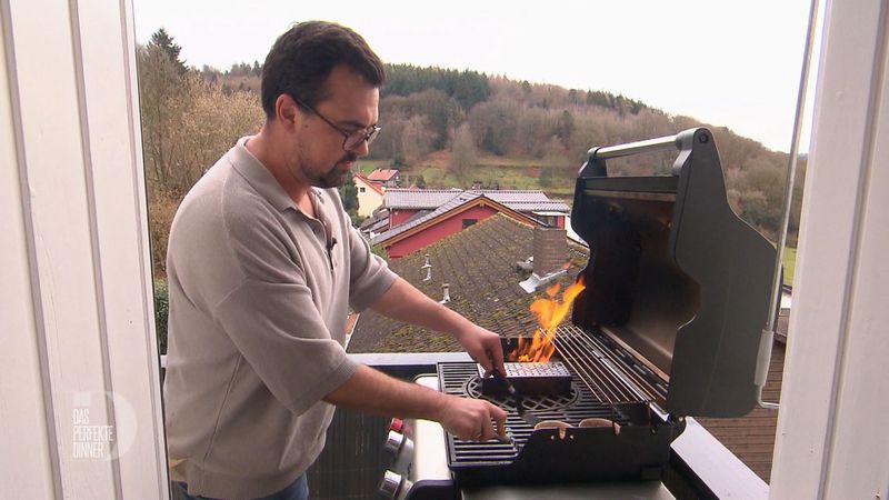 Auf dem Grill räuchert Michi die Butter für heute Abend.
