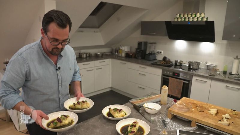 Michi serviert seinen verbrannten Spitzkohl mit Zwiebelcreme in Soja-Dashi-Sud. 
