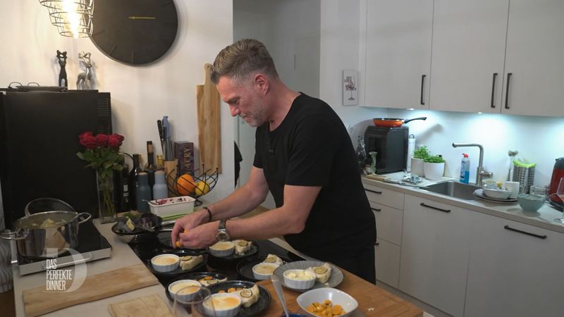 Während Marcus sein zitroniges Dessert anrichtet, singen ihm Michi und Julia ein Lied.
