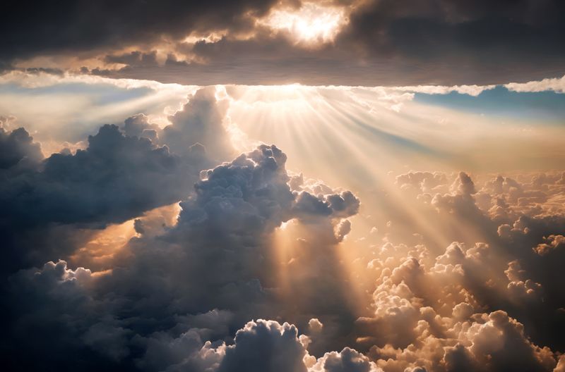 Rätselhafte Wolken: Schön und geheimnisvoll schweben sie über uns und beeinflussen Klima, Wetter und Leben auf der Erde - vieles ist noch unerforscht.
