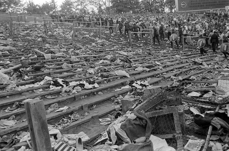 Eine Fotoausnahme nach der Massenpanik im Brüsseler Heysel-Stadion 1985: So sah die Tribüne nach der Massenpanik aus. Unglaublich, dass das Spiel trotz des Protests der Spieler dennoch angepfiffen wurde. Der Verantwortlichen der UEFA hielt dies für klüger, weil man ansonsten weitere Ausschreitungen befürchtete.