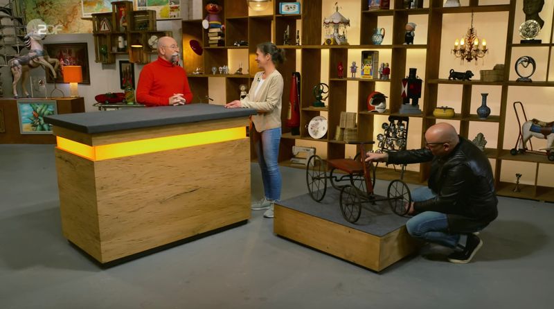 Horst Lichter freute sich in der Mittwochsausgabe der ZDF-Trödelshow "Bares für Rares" über ein "verrücktes Kinderspielzeug". Er war sich sicher: "Der geht ab!" Nur Sven Deutschmanek zweifelte an dem Entstehungszeitraum des Holländers. Im Händlerraum stand hingegen schnell fest: "Der geht zurück nach Holland." 