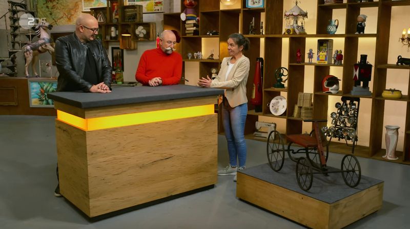 Horst Lichter (Mitte) freute sich bei "Bares für Rares" über ein "verrücktes Kinderspielzeug".