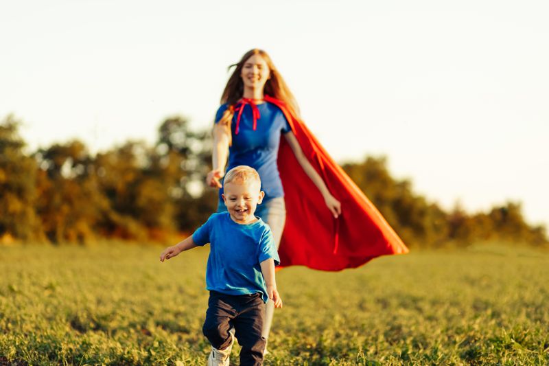 Helikopter-Eltern kennt fast jeder. Aber was ist mit Curling-, U-Boot- oder Abschlepper-Eltern? Hinter diesen Begriffen verbergen sich überzogene Erziehungsformen, weit entfernt vom Mittelmaß. Wir stellen Ihnen diese und andere extreme Erziehungsstile samt ihren interessanten Namen vor und erklären, warum sie nicht unbedingt förderlich sind für das Wohl der Kinder.