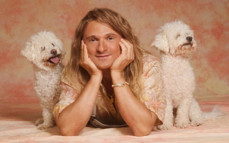 Popstar Messiah (Florian Lukas) auf seinem Karriere-Höhepunkt Mitte der 90-er. Damals hatte der Sänger seinen größten und leider einzigen Hit "XTC". Die Mockumentary "Messiah Superstar" bei Joyn und SAT.1 erzählt in acht tragikomischen Episoden von Messiahs Comeback-Versuchen.