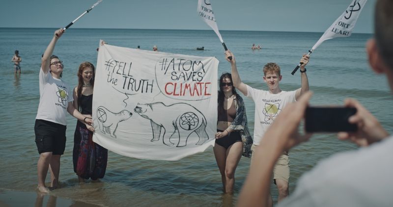 Junge Mitglieder der polnischen Klimabewegung demonstrieren für den Bau eines Atomkraftwerks in Choczewo an der Ostsee.