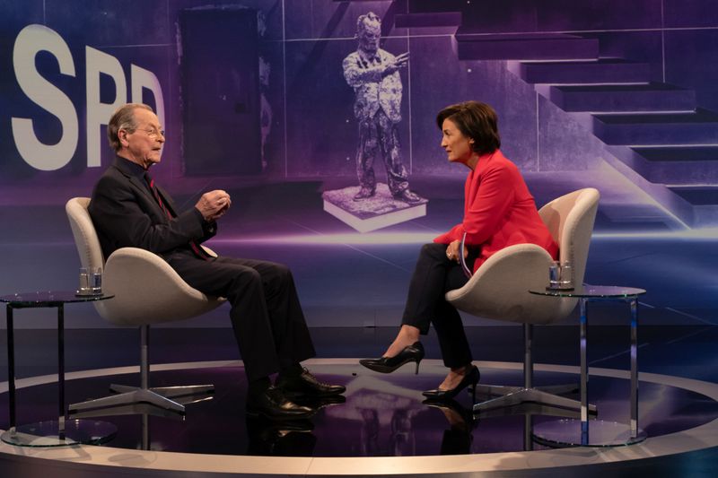 "Ich halte ihn für einen Demokraten", sagte Franz Müntefering bei Moderatorin Sandra Maischberger über Friedrich Merz. "Aber er ist ein Mensch, der manchmal leicht formuliert und aus sich herausgeht, wo andere noch einmal nachgedacht hätten."