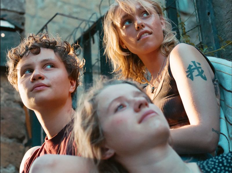 Drei Freundinnnen begeben sich in "Dead Girls Dancing" auf einen Trip durch Italien, von links: Ira (Luna Jordan) Malin (Katharina Stark) und Ka (Noemi Liv Nicolaisen).
