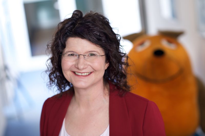 Dr. phil. Maya Götz ist Medienpädagogin bei der Medienkompetenzplattform "so geht MEDIEN" von ARD und ZDF und Leiterin des Internationalen Zentralinstituts für das Jugend- und Bildungsfernsehen (IZI) beim Bayerischen Rundfunk und des PRIX JEUNESSE INTERNATIONAL. 