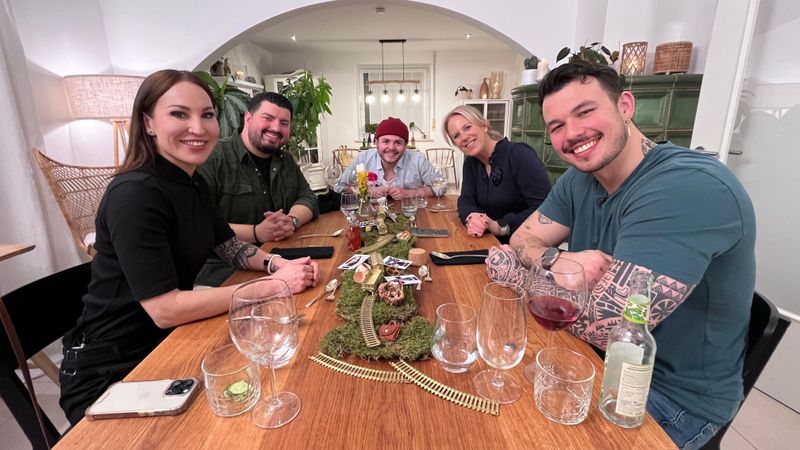 An Tag 2 treffen sich die Influencer bei Robin (27) in Augsburg.