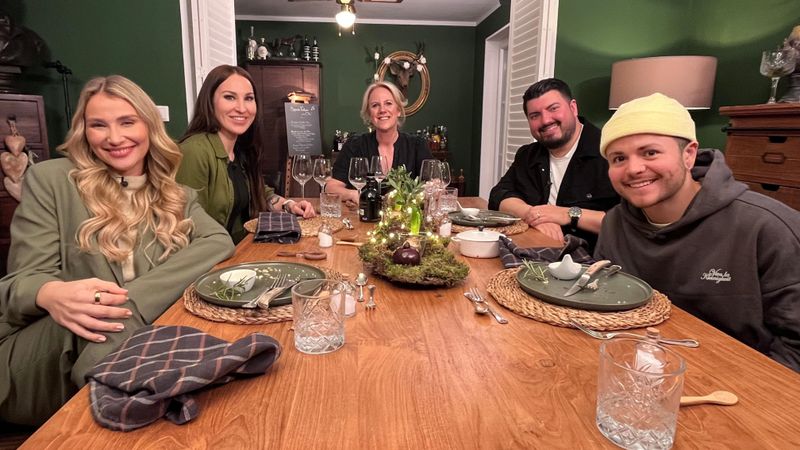 Zum Auftakt des Influencer-Specials treffen sich die feinschmeckenden Content Creator:innen bei Tina (51, Mitte) im bayerischen Kipfenberg.