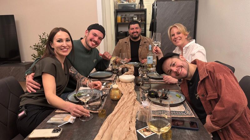 An Tag 3 des Influencer-Specials trifft sich die Runde bei Ramin in Frankfurt.