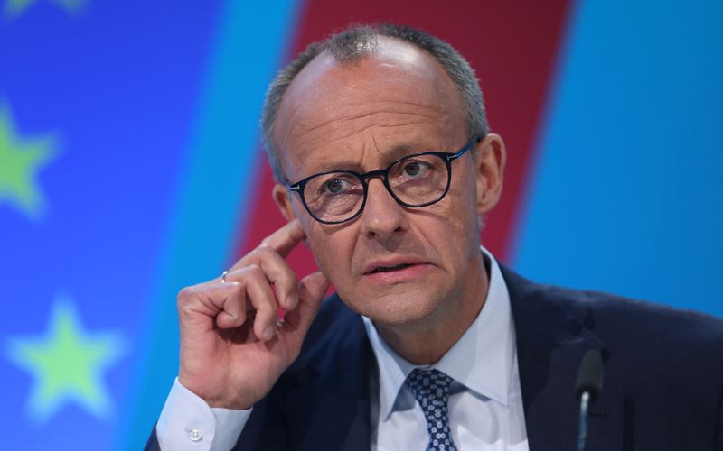 Skeptischer Blick bei Friedrich Merz: Seine Zustimmungswerte sind ausbaufähig - und das noch, bevor er überhaupt zum Bundeskanzler gewählt wurde.