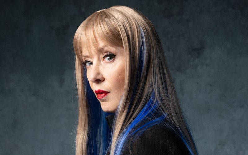 Zuletzt war es lange still um Suzanne Vega. Die 65-Jährige hat aber nach wie vor viel zu sagen, wie sie mit dem Comeback-Album "Flying With Angels" beweist.