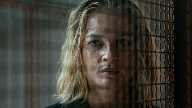 Sara (Jeanne Goursaud) schreckt vor nichts zurück, um ihren entführten Sohn zu retten.