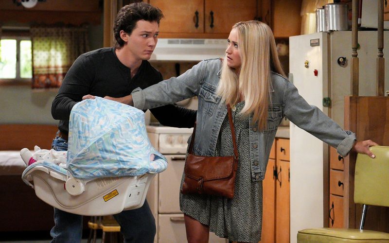 Eine Abschlussepisode einer liebgewonnenen Serie muss längst nicht heißen, dass der erzählte Kosmos sich für immer schließt. So geschehen mit der Kult-Sitcom "Big Bang Theory", die mit "Georgie & Mandy" (ab 4. Mai, 20.15 Uhr, ProSieben) jetzt einen neuen Ableger bekommt, der als Sequel zum Prequel "Young Sheldon" fungiert. Doch lohnt sich das? Wir stellen Serienableger vor, die es in puncto Qualität mit ihrer Mutterserie aufnehmen können.

