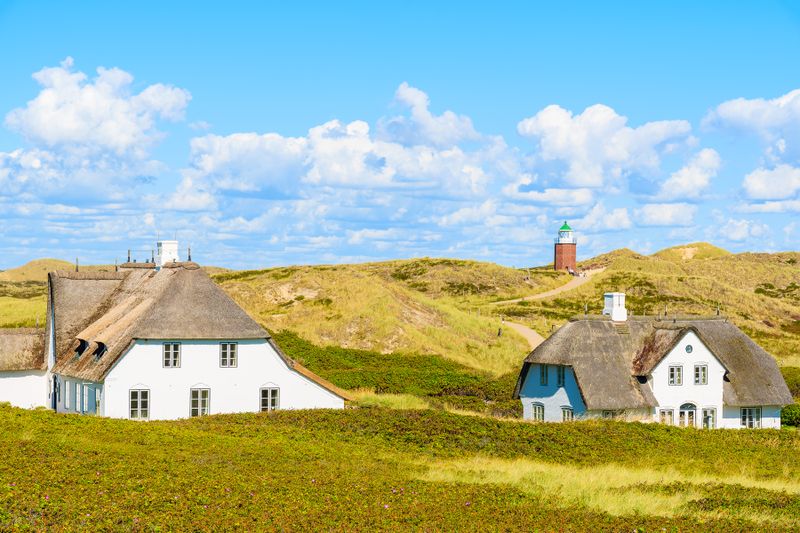 Gedreht wurde in der Nähe von Kampen - mondän, naturverbunden, begehrt. Hier treffen exklusiver Wohnstil, berühmte Kliffs und Fernsicht aufs Meer aufeinander. Dazu prominente Gäste, Edelboutiquen und die so genannte Whiskymeile: Kein Wunder, dass dieser Ort in der Serie regelmäßig ins Bild rückt.