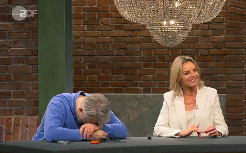 Damit hatte keiner gerechnet: Ein skuriller Werbeaufsteller hypnotisierte in der Freitagsausgabe von "Bares für Rares zunächst Horst Lichter - und ließ dann Händler Jan Cizek (Bild) verzweifeln ...