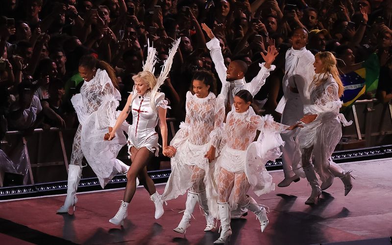 Große Pop- und Rockstars ziehen naturgemäß massenhaft Fans an, wenn sie Konzerte spielen. Doch es gibt Konzerte, die sind noch etwas größer - so wie Lady Gagas Auftritt am Copacabana-Strand. Doch welche Künstler zogen eine Million und mehr Zuschauer an? Die Galerie zeigt die größten Musikkonzerte aller Zeiten. 