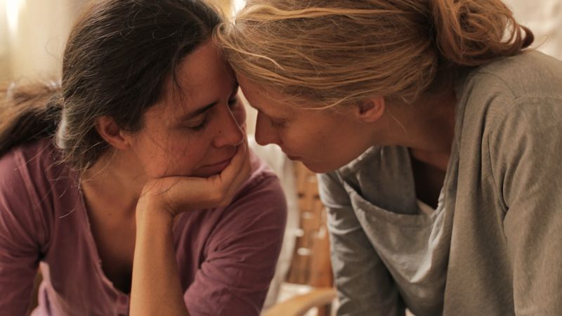 Allen Rückschlägen zum Trotz bleibt die Liebe zwischen Christiane (links) und Maria intakt.