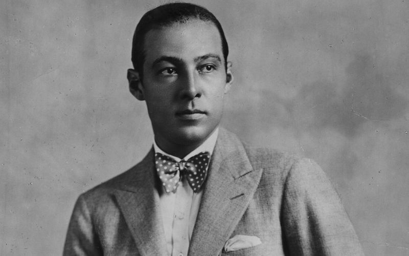 Ihre Stimmen kannten nur die wenigsten, ihre Gesichter aber die ganze Welt. Und seines gehörte zu den bekanntesten: Als Rudolph Valentino (Bild), das gefeierte Sexsymbol, 1926 mit nur 31 Jahren starb, war die Hysterie vor allem der weiblichen Fans schier grenzenlos. Anlässlich seines 130. Geburtstages zeigen wir die größten Filmstars aus einer Zeit, als das Kino noch nicht sprechen konnte.
