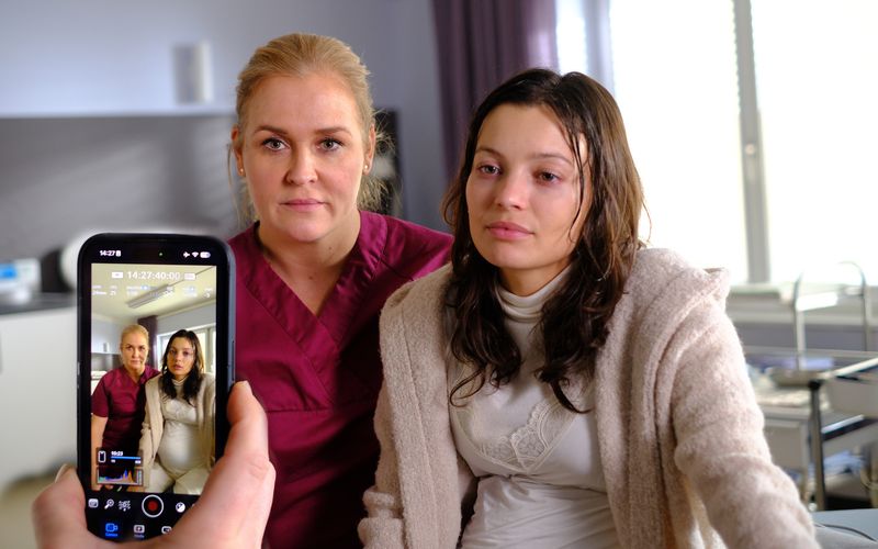 Mit einem gemeinsamen Video versuchen Lena Lorenz (Judith Hoersch, links) und Nadja Brettschneider (Vivien König) eine Followerin zu finden, die womöglich in Lebensgefahr schwebt. 