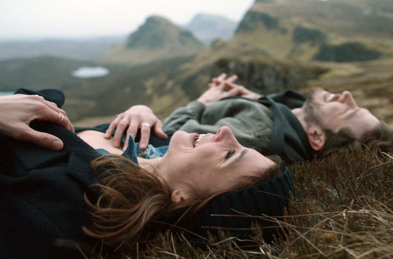 Sehnsucht nach einem Neuanfang: Kira (Aylin Tezel) und Ian (Chris Fulton) erleben auf der schottischen Isle of Skye innige Vertrautheit.