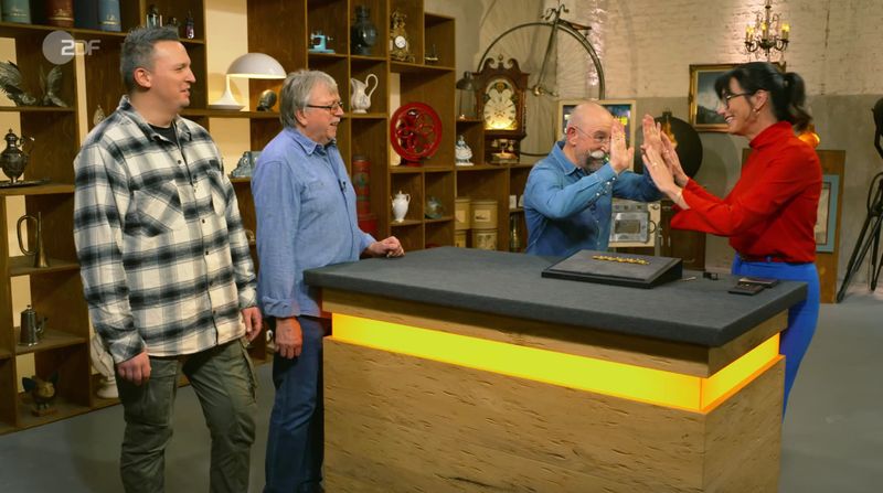 Horst Lichter war sich noch nie so sicher, wie in der Montagsausgabe der ZDF-Trödelshow "Bares für Rares". Beim Anblick des Armbands erkannte er Designs aus seiner Jugend wieder und wusste ganz genau, wann der Schmuck hergestellt wurde. Expertin Heide Rezepa-Zabel sah das anders. Dieses Mal zog sie fast den Kürzeren: "Ok, ok ..."