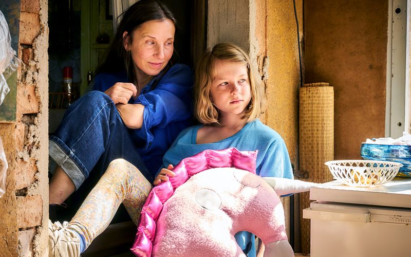 Die verhärmte Anne (Meret Becker, links) lebt im Land-Melodram "Familie is nich" ebenso einsam wie kratzbürstig auf ihrem Brandenburger Hof. Als ihre achtjährige Enkelin Tilda (Luise Landau) bei ihr wohnen muss, ändert sich das Leben der beiden.