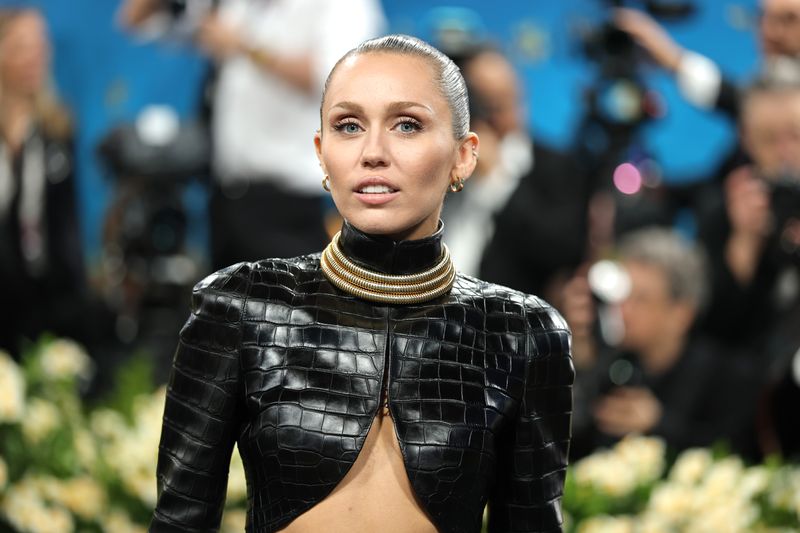 Miley Cyrus kann sich - angesichts der Probleme der Menschheit - nicht vorstellen, Nachwuchs in die Welt zu setzen: "Wir haben den Planeten in einem beschissenen Zustand überreicht bekommen und ich weigere mich, ihn so an mein Kind zu übergeben."