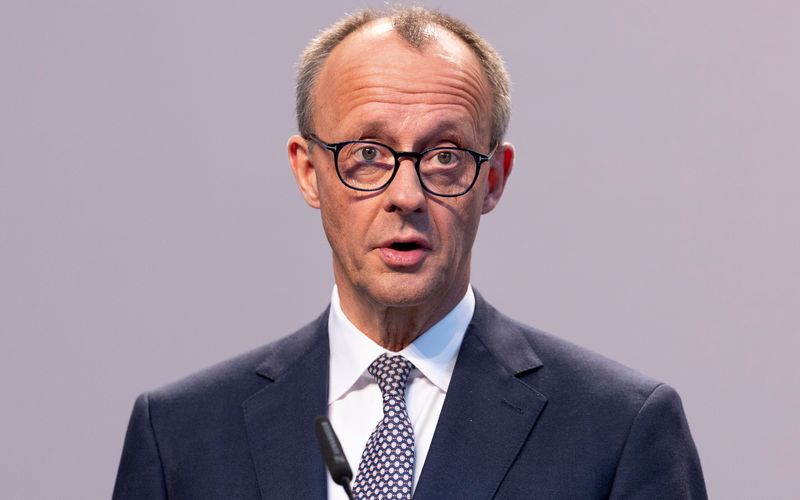 Mit einer Mehrheit von 325 Stimmen wurde er im zweiten Wahlgang zum Bundeskanzler gewählt: Friedrich Merz ist die zehnte Person in der Geschichte der Bundesrepublik Deutschland, die das Amt bekleidet. Die Galerie präsentiert seine Vorgänger und Vorgängerin im Amt ...  