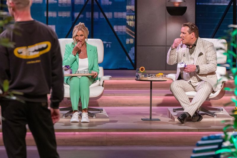 Wenn man ihn naschen lässt, ist Ralf Dümmel meistens schnell guter Laune. Und tatsächlich schmeckten ihm die Sonneblumenkerne vom Start-up "Cravies" prima. Was ihm nicht schmeckte: die Konditionen der Gründer. 