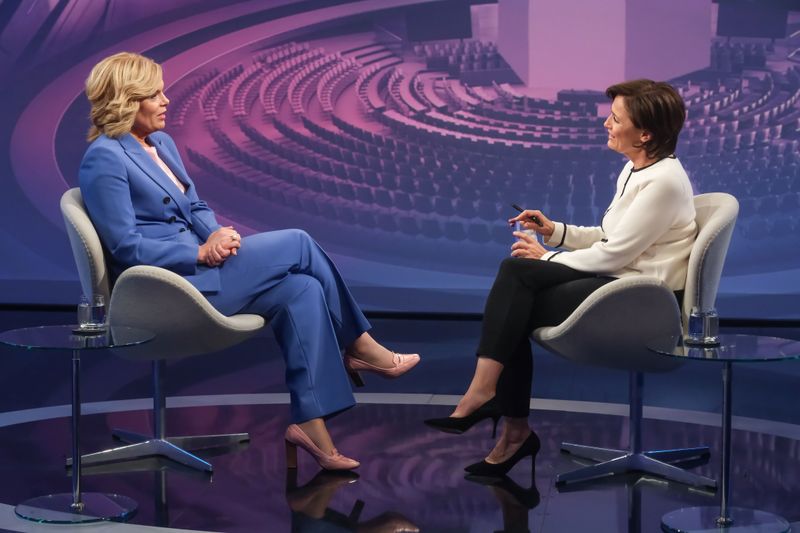 "Es war so nicht geplant", gibt Bundestagspräsidentin Julia Klöckner im Gespräch mit Sandra Maischberger zu.