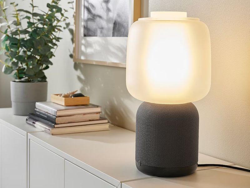 Ikea beendet die Zusammenarbeit mit Sonos: Die Symfonisk-Reihe, die Lautsprecher unter anderem mit Lampen und Bilder kombinierte, wird eingestellt.