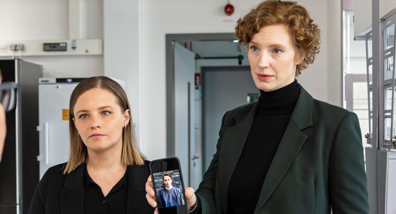 Im Bremer "Tatort" mit Liv Moormann (Jasna Fritzi Bauer, links) und Linda Selb (Luise Wolfram) wurde ein Stalker ermordet.