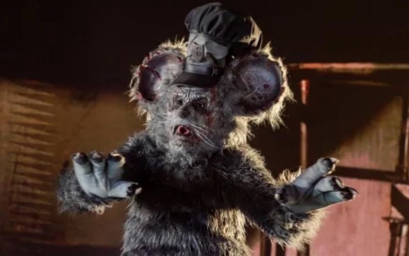 Micky Maus gehört zu den populärsten Trickfilm-Figuren aller Zeiten, doch hier ist weltberühmte Maus mit den großen Ohren nur noch Stoff für Albträume: In "Screamboat" (ab sofort im Kino) wird die Kinderzimmer-Ikone zur Mörder-Maus! Und nicht nur dieser Film spielt auf perfide Art mit den Erwartungen der Zuschauer: Die Galerie zeigt die besten Horrorfilme abseits der Norm ... 